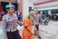 Pelaku penusukan hingga menhilangkan nyawa orang saat digiring oleh pihak kepolisian usai Pres release, Jum'at (17/3/2023). Foto. Alifansyah/1tulah.com
