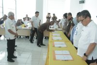 Pemerintah Kabupaten (Pemkab) Asahan melalui Dinas Penanaman Modal dan Pelayanan Perizinan Terpadu Satu Pintu (PMPPTSP) Kabupaten Asahan menandatangani naskah perjanjian kerjasama dengan 12 instansi penyedia layanan di Gedung MPP Kabupaten Asahan, Kamis (02/03/2023). Foto:Irwan/1tulah.com