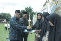 Penyerahan trophy oleh Bupati Asahan, H Surya, BSc di Lapangan Bola Desa Perkebunan Aek Tarum Kecamatan Bandar Pulau saat penutupan MTQ ke-54 tingkat Kabupaten Asahan, Minggu (05/03/2023). 
Foto:Irawan/1tulah.com

