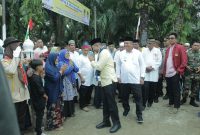 Wakil Gubernur Sumatera Utara (Wagubsu) didampingi Wabup Asahan Taufik ZA  usai meresmikan Masjid Musyahadah yang berada di Desa Rahuning II Kecamatan Rahuning, Jumat (03/03/2023). Foto:Irwan/1tulah.com