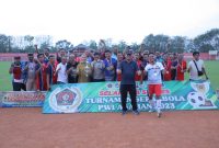 Penutupan turnamen sepak bola old crack PWI Asahan 2023 di Stadion Mutiara Kisaran, Minggu (12/03/2023). Foto:Irwan/1tulah.com

