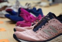Sepuluh pasang sepatu yang masing-masing dilengkapi alat pelacak dipajang di kantor Reuters di Singapura, 7 September 2022. (Foto: REUTERS/Joseph Campbell)