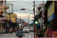 Foto : Di kawasan Simpang Empat lampu merah, pasar Gembira inilah warga di larang berjulan kuke ramadhan dan takjil selama satu bulan.Foto.dok.1tulah.com