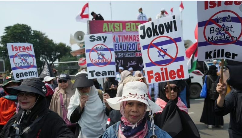 Ratusan umat Muslim turun ke jalan untuk memprotes partisipasi tim Israel di Piala Dunia FIFA U20 di Indonesia, Jakarta, 20 Maret 2023. (Foto: AP/Achmad Ibrahim)