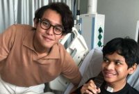 Ardhito Pramono peluk dan nyanyi bareng David Ozora hingga lima lagu. Sumber foto : suara.com