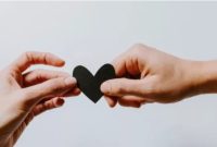 Ilustrasi menguatkan hubungan (Unsplash/Kelly Sikkema)