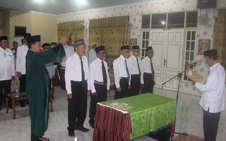 Wabup Kapuas, HM Nafiah Ibnor saat melantik unsur pimpinan BAZNAS Kapuas periode 2023 - 2028, bertempat di Aula Kemenag, Selasa (11/4/2023). Ist