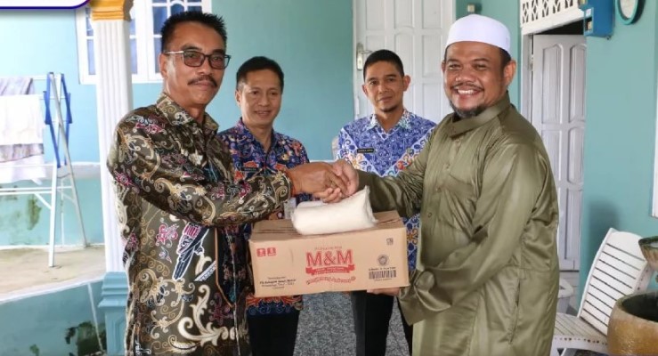 Pemberian bantuan dari Pemkab Barut oleh Wakil Bupati Barito Utara, Sugianto Panala Putra saat menyambangi sejumlah Panti Asuhan dan Pondok Pesantren, Kamis (6/4/2023). Foto:Delia/1tulah.com

