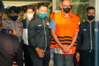 Tersangka Mantan Kepala Bagian Umum Kantor Wilayah DJP Jakarta Selatan II Rafael Alun Trisambodo berjalan mengenakan rompi tahanan menuju mobil tahanan usai menjalani pemeriksaan di Gedung Merah Putih KPK, Jakarta Selatan, Senin (3/4/2023). [Suara.com/Alfian Winanto]