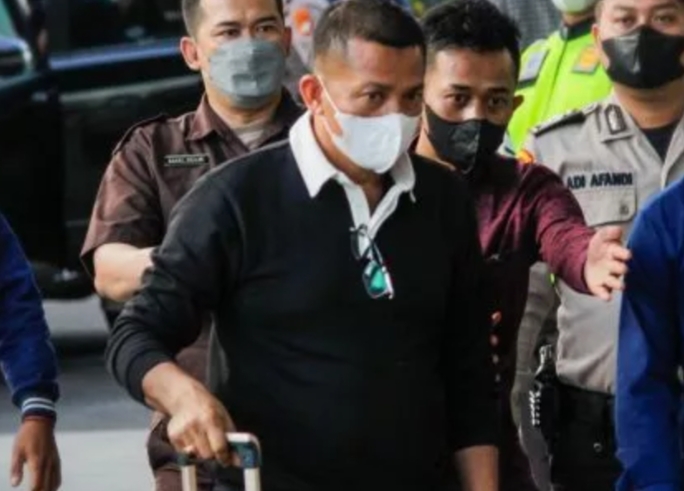Bupati Kepulauan Meranti Muhammad Adil saat tiba untuk menjalani pemeriksaan di Gedung Merah Putih KPK, Jakarta, Jumat (7/4/2023). [Suara.com/Yaumal]