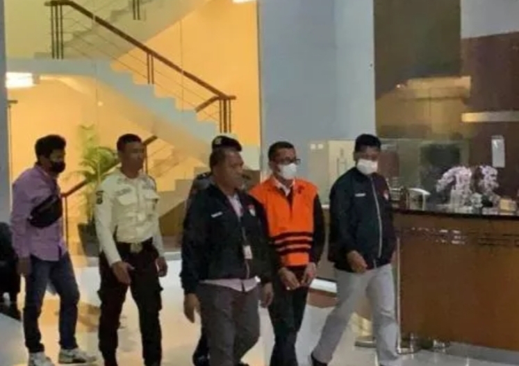 Bupati Kepulauan Meranti Muhammad Adil resmi menjadi tahanan Komisi Pemberantasan Korupsi (KPK), Jumat (7/4/2023). (Suara.com/Yaumal)
