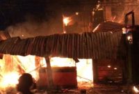 Kios ayam geprek di Jalan Dr. Saharjo, Manggarai terbakar pada Senin (10/4/2023) malam. (Foto: Dok. Damkar DKI Jakarta)
