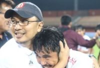 Direktur Utama PT PSM Sadikin Aksa (dua kiri) memeluk pemain PSM Makassar M Arfan (kanan) setelah dinyatakan juara Liga I BRI musim 2022/2023 usai bertanding mengalahkan Klub Madura United di Stadion Gelora Ratu Pamilingan, Pamekasan Madura, Jawa Timur. ANTARA/HO/Dokumentasi manajemen PSM.
