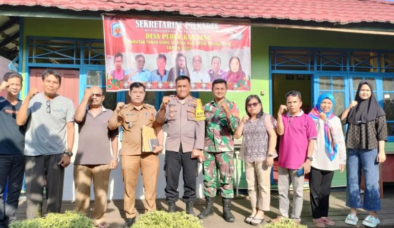 Panitia Kecamatan Tanah Siang Selatan usai melaksanakan monitoring persiapan Pilkades foto bersama  dengan 
Tripika Kecamatan TSS. (foto ; Polsek TSS)
