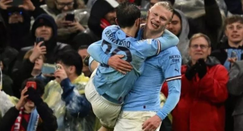 Gelandang Manchester City asal Portugal Bernardo Silva melakukan selebrasi bersama striker Manchester City asal Norwegia, Erling Haaland selama leg pertama perempat final Liga Champions 2022-2023 antara Manchester City vs Bayern Munich di Stadion Etihad di Manchester, barat laut Inggris, pada 11 April 2023. Oli SCARFF/AFP.
