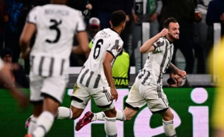Bek Juventus Federico Gatti (kanan) melakukan selebrasi setelah mencetak gol selama pertandingan leg pertama perempat final Liga Eropa antara Juventus vs Sporting CP, pada 13 April 2023 di stadion Juventus di Turin.Marco BERTORELLO / AFP.