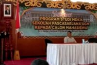 Bupati Perdie memberikan sosialisasi dalam Program Studi MDKIK Sekolah Pascasarjana UGM Kepada Calon Mahasiswa lingkup Kabupaten setempat, Senin (10/04/2023). (foto : Suroso/1tulah.com)
