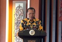 Asisten III Setda Murung Raya Batara saat membacakan sambutan Bupati Perdie M Yoseph dalam Rakor forum data gender dan anak Kabupaten Murung Raya 2023. (foto : DiskominfoSP)