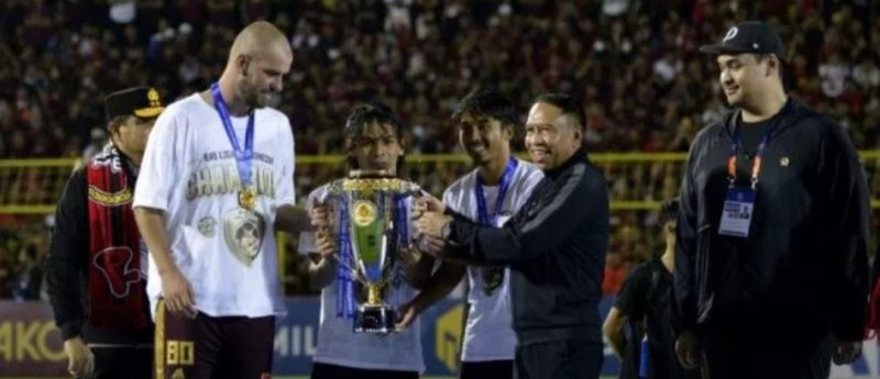 Wakil Ketua Umum PSSI Zainuddin Amali (kedua kanan) menyerahkan tropi juara BRI Liga 1 disaksikan Menteri Pemuda Olahraga Dito Ariotedjo (kanan) di Stadion Gelora BJ Habibie, Kabupaten Pare-Pare, Sulawesi Selatan, Minggu (16/4/2023). PSM Makassar berhasil keluar sebagai juara BRI Liga 1 2022/2023. ANTARA FOTO/Abriawan Abhe/YU