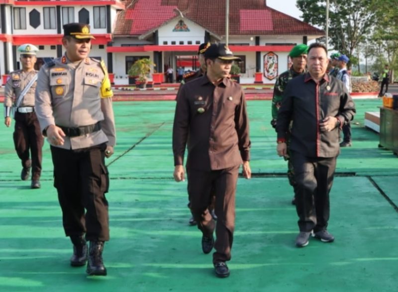 Bupati Mura Perdie M Yoseph bersama AKBP Irwansah serta jajaran Forkopimda melakukan pemeriksaan pasukan Senin (17/04/2023). (foto : Suroso/1tulah.com)