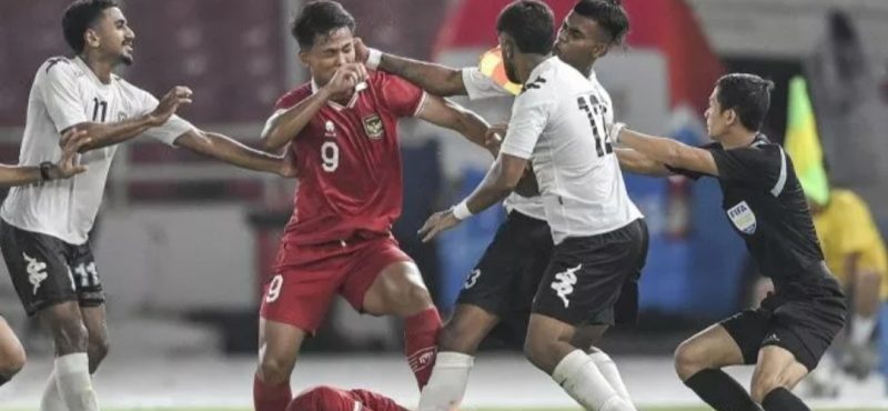 Pesepak bola Tim Nasional Fiji U-20 Pawan Pratap Singh (kedua kanan) memukul pesepak bola Tim Nasional Indonesia U-20 Hokky Caraka (kedua kiri) dalam pertandingan uji coba internasional U-20 di Stadion Utama Gelora Bung Karno (SUGBK), Senayan, Jakarta, Jumat (17/2/2023). Timnas Indonesia U-20 kalahkan Fiji U-20 dengan skor akhir 4-0. ANTARA FOTO/M Risyal Hidayat/foc.