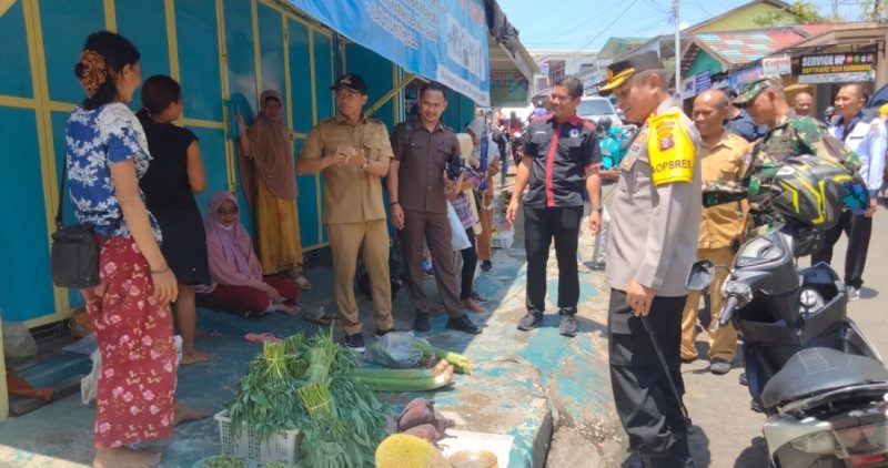 Bupati Murung Raya Perdie M Yoseph bersama Kapolres Mura AKBP Irwansah,  mengecek harga dan Ketersedian Sembako di pasar Pelita Hilir pada Selasa (18/04)
(foto : Suroso/1tulah.com)
