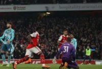 Gelandang Arsenal Bukayo Saka (C) berlari untuk mengambil bola setelah mencetak gol ketiga mereka selama pertandingan sepak bola Liga Premier Inggris antara Arsenal dan Southampton di Stadion Emirates di London pada 21 April 2023. ADRIAN DENNIS / AFP