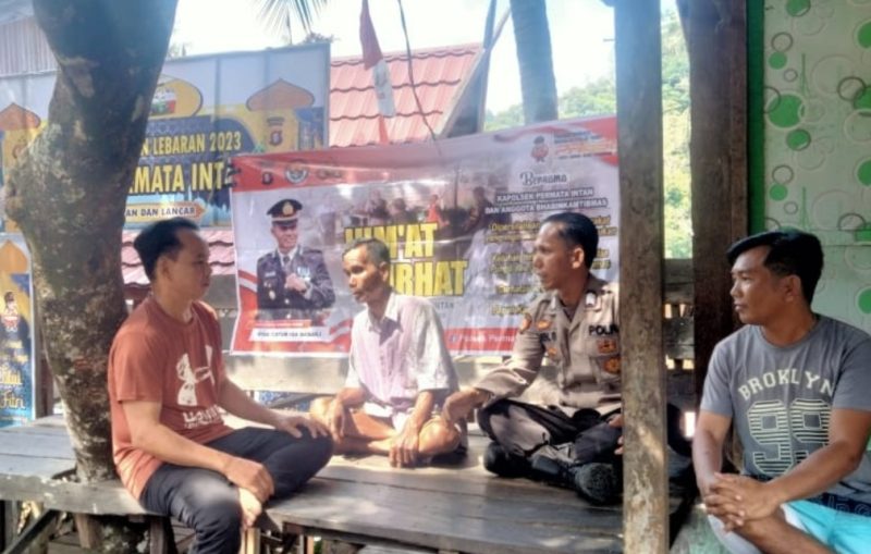 Polsek Permata Intan saat melaksanakan Jumat curhat dengarkan keluhan warga Jumat (28/04/2203) (foto : Polsek Permata Intan)