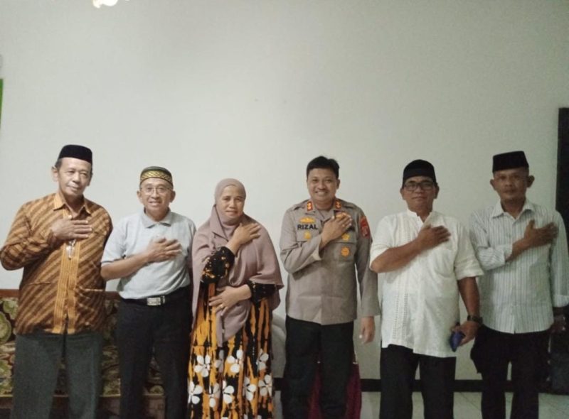 Kapolres Lampung Timur AKBP Rizal Muchtar temui orang tua Bima Awbimax Reborn, Jumat (14/4/2023) malam. Sumber foto : lampung.suara.com