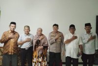 Kapolres Lampung Timur AKBP Rizal Muchtar temui orang tua Bima Awbimax Reborn, Jumat (14/4/2023) malam. Sumber foto : lampung.suara.com