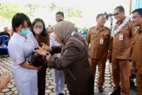 Foto : Ketua DPRD Barito Utara, Hj Mery Rukaini meneteskan Vitamin A kepada salah satu balita usai pembukaan Musrenbang RKPD, di aula Kecamatan Gunung Timang, Selasa (21/2/2023).Foto.Delia/1tulah.com