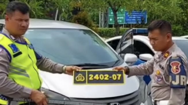 Polisi menciduk pengemudi mobil Honda Freed memakai plat nomor Polri palsu di Serang, Banten pada Selasa (25/4). Sumber foto : suara.com