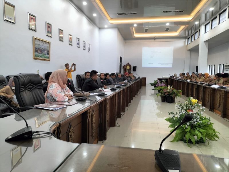 Anggota DPRD Barito Utara saat menggelar Rapat Dengar Pendapat (RDP) dengan Dinas Pendidikan (Disdik), Senin (10/4/2023).Foto.Delia/1tulah.com

