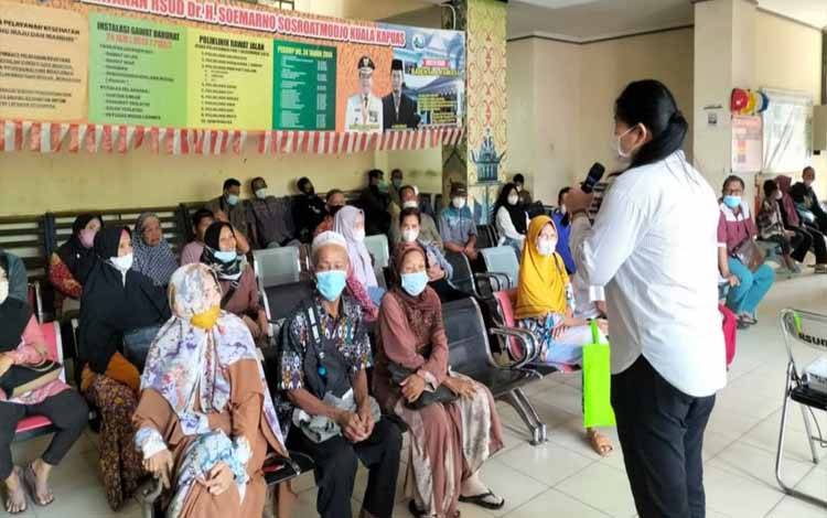 Aktivitas pelayanan terhadap pasien di ruang tunggu Poliklinik Rawat Jalan di RSUD dr H Soemarno Sosroatmodjo Kuala Kapuas. Foto:Istimewa


