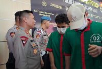 Pesinetron Hud Filbert bertopi putih Ditangkap Saat Pesta Narkoba dengan 6 Pelaku Lainnya. Sumber foto : pmjnews.com