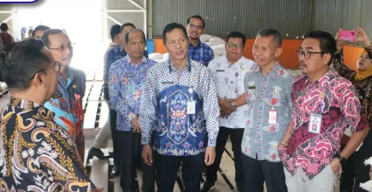 Penyaluran Cadangan Pangan Pemerintah (CCP) Kabupaten Barito Utara kepada masyarakat di 9 Kecamatan di Perum Bulog Muara Teweh, Kamis (13/4/2023). Foto:Delia/1tulah.com