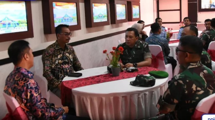 Wakil Bupati Sugianto Panala Putra dan Sekda Kabupaten Barito Utara Drs. Mukhlis saat kunjungan kerja Danrem 102/Panju Panjung, Brigjen TNI Bayu Permana ke Barito Utara, Kamis (6/4/2023) Foto:Delia/1tulah.com

