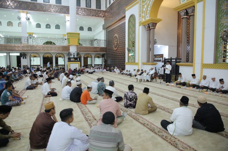 Pemerintah Kabupaten (Pemkab) Asahan memperingati Malam Nuzulul Qur'an di Masjid Agung H. Achmad Bakrie Kisaran, Jumat (7/4/2023) malam. Foto:Irwan/1tulah.com