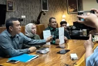 Tim LKBH Perempuan dan Anak Indonesia selaku kuasa hukum korban melaporkan pimpinan perusahaan skincare B. Sumber foto : suara.com