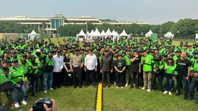 Ketua Komisi V DPR RI Lasarus saat menghadiri program keselamatan berlalu lintas yang dihadiri ratusan sopir (driver) ojol/mitra. Sumber  foto : suara.com
