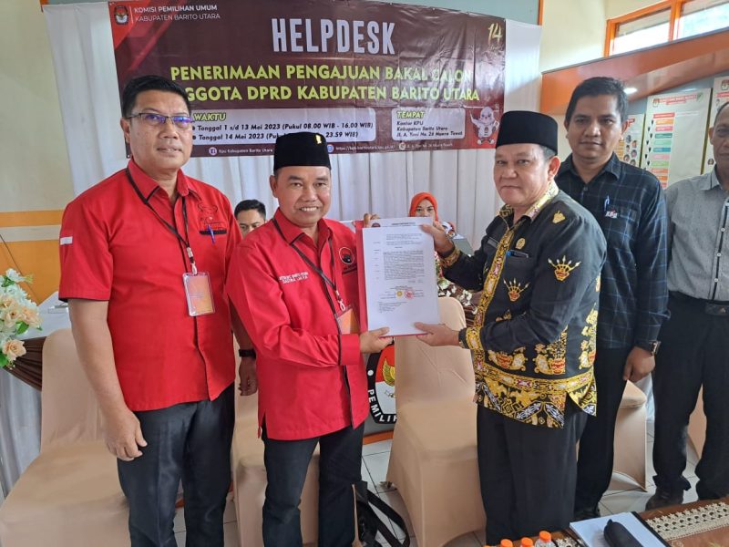 Ketua DPC PDI Perjuangan Barito Utara, Sastra Jaya saat menyerahkan dokumen dsftar Bacaleg ke Ketua KPU Barito Utqra, Malik Muliawan, Kamis (11/4/2023). Foto. Deni