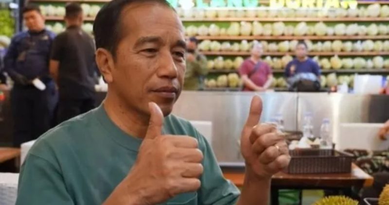 Tangkapan layar - Presiden RI Joko Widodo mengacungkan dua jempol mengomentari keberhasilan Indonesia meraih medali emas sepak bola putra SEA Games 2023 Kamboja yang ia sambut dengan perayaan kecil di Si Bolang Durian, Medan, Selasa (16/5/2023) malam. (ANTARA/Gilang Galiartha)
