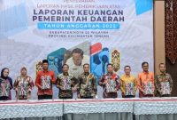 Bupati Mura Perdie M Yoseph  bersama kepala daerah se Kalteng lainnya saat menerima penghargaan dari BPK RI Perwakilan Provinsi Kalimantan Tengah, Rabu (19/5) lalu. (Dok. Diskominfo SP Mura)