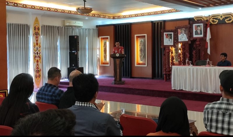 Sekdis DLH Mura Eddie Abrantes menyampaikan sambutan dalam konsultasi publik, Kamis (25/05/2023). (foto : Suroso/1tulah.com)