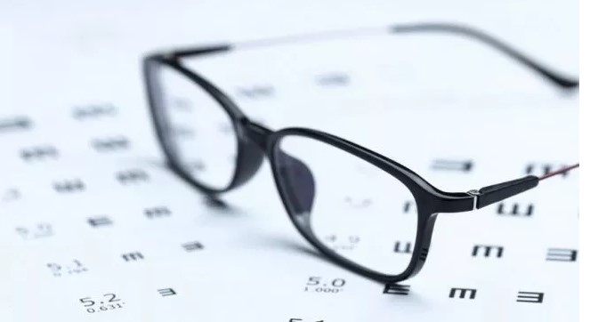 Ilustrasi kacamata - aturan klaim kacamata BPJS terbaru 2023 (Freepik)