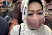Kepala Dinas Kesehatan (Kadinkes) Provinsi Lampung Reihana enggan banyak bicara usai diperiksa di KPK, Jakarta Selatan, Senin (8/5/2023). (Suara.com/Yaumal)