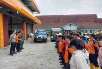 Puluhan personel dari Pemkab Kapuas dan instansi terkakit saat mengikuti persiapan sebelum diberangkatkan untuk membanbantu penanganan banjir di wilayah Kecamatan Kapuas Tengah. (Foto:Istimewa)