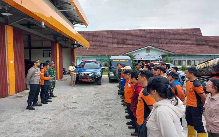 Puluhan personel dari Pemkab Kapuas dan instansi terkakit saat mengikuti persiapan sebelum diberangkatkan untuk membanbantu penanganan banjir di wilayah Kecamatan Kapuas Tengah. (Foto:Istimewa)