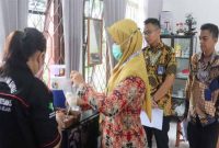 Petugas dari Dinas Kesehatan Kabupaten Kapuas saat memeriksa kondisi sanitasi di dapur umum Rutan Kelas II B Kuala Kapuas. Foto:Istimewa