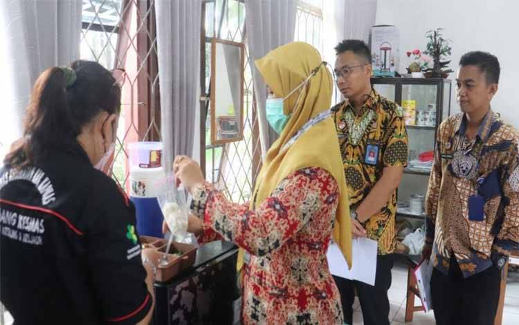 Petugas dari Dinas Kesehatan Kabupaten Kapuas saat memeriksa kondisi sanitasi di dapur umum Rutan Kelas II B Kuala Kapuas. Foto:Istimewa